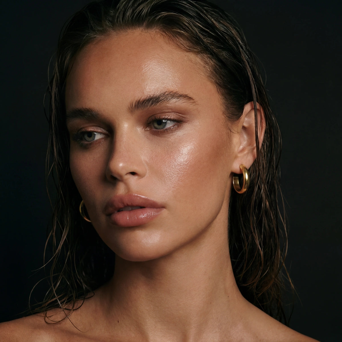 Veria Solea Hoops gold-tone earrings on a female modell