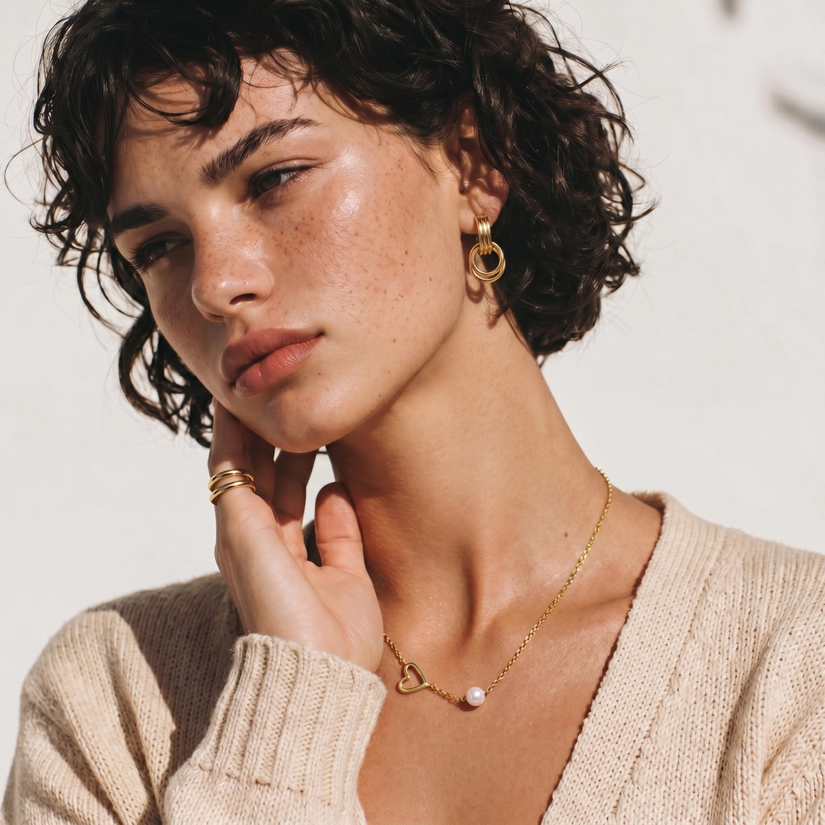 Linea Drop Earrings gold-tone earrings on a female modell
